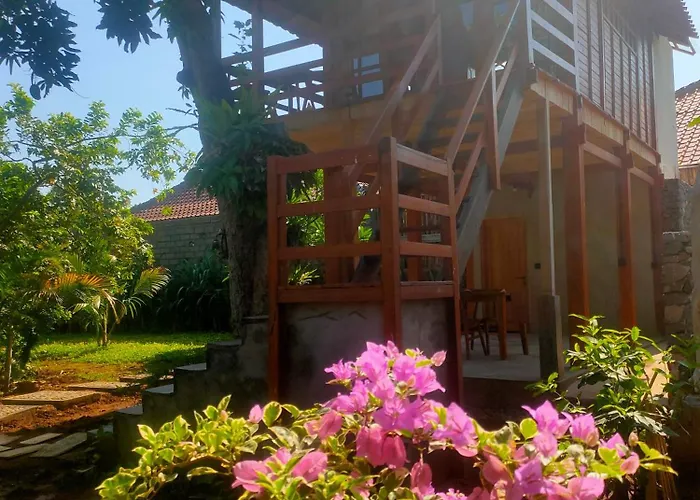 Gasthof Vanaya Wooden In Lush Garden Pemuteran