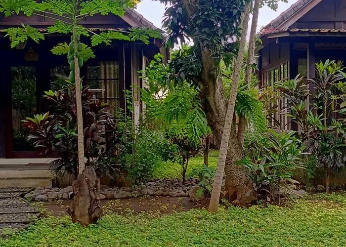Vanaya Wooden In Lush Garden Gasthof